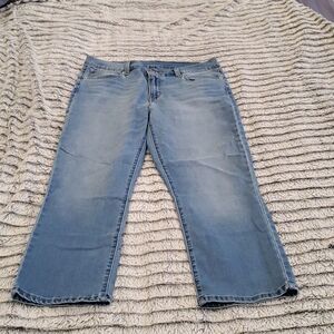 Light wash Levi's cropped jeans size 29